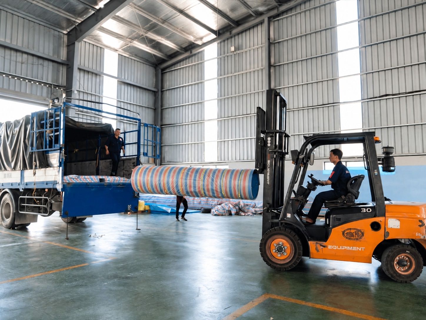 Xe nâng chuẩn bị đưa cuộn tấm Polycarbonate lên xe tải tại VINASPC.