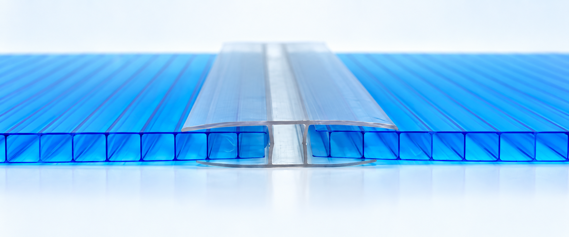 Minh hoạ nẹp H nhựa trong ôm hai mép tấm Polycarbonate rỗng trong hai rãnh nối.