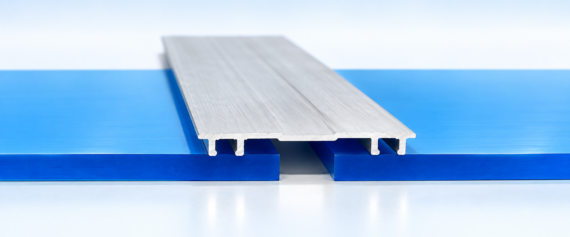 Minh hoạ nẹp nhôm thường phủ qua khe nối và liên kết hai mép tấm Polycarbonate đặc.