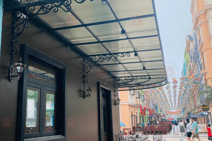 Mái hiên lấy sáng trên khung kim loại phía trước quán café.