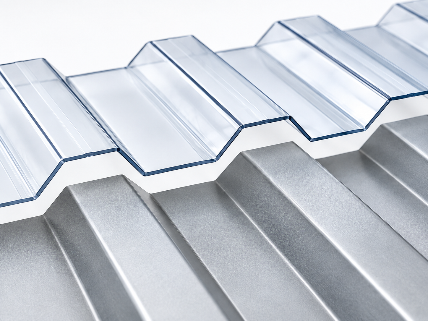 Minh họa 3D đối chiếu biên dạng tấm Polycarbonate sóng Trắng trong và tấm tôn màu xám có hình dạng tương ứng.