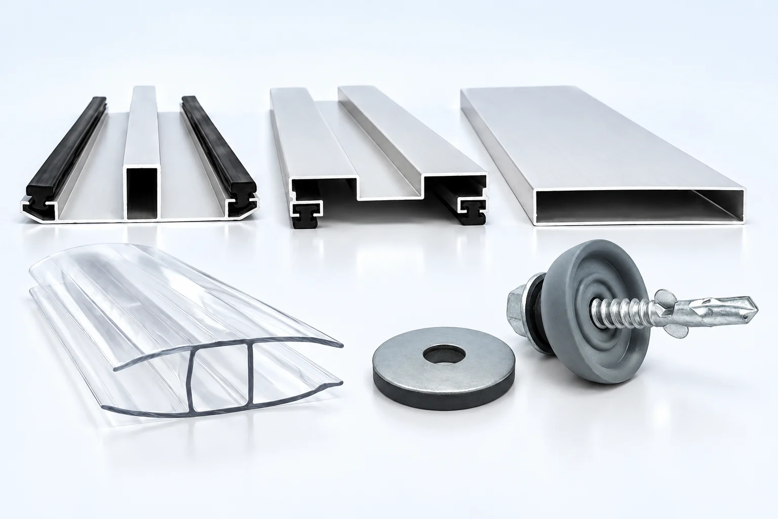 Bộ phụ kiện lắp đặt Polycarbonate gồm nẹp nhôm T–M–U kèm gioăng, H nối nhựa trong, vít chuyên dụng và long đen cao su.