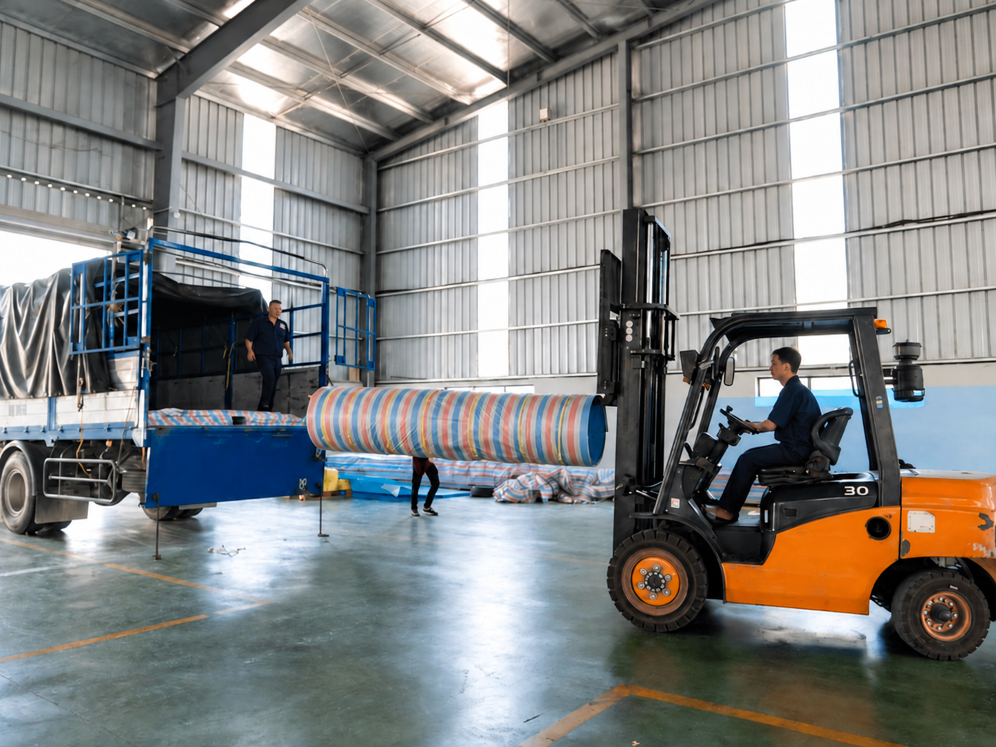 Ảnh minh họa kho vận nhà cung cấp: xe nâng kiện cuộn cạnh xe tải.
