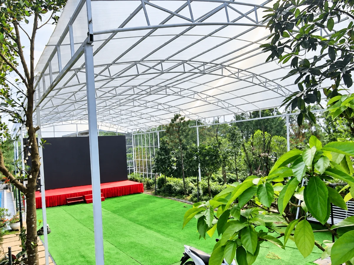 Mái che bằng tấm Polycarbonate rỗng Trắng trong trên khung kim loại tại không gian sân vườn.