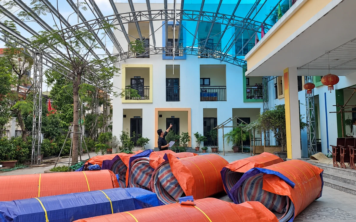 Các cuộn vật tư đóng gói tại công trường bên dưới hệ mái lấy sáng đang thi công.