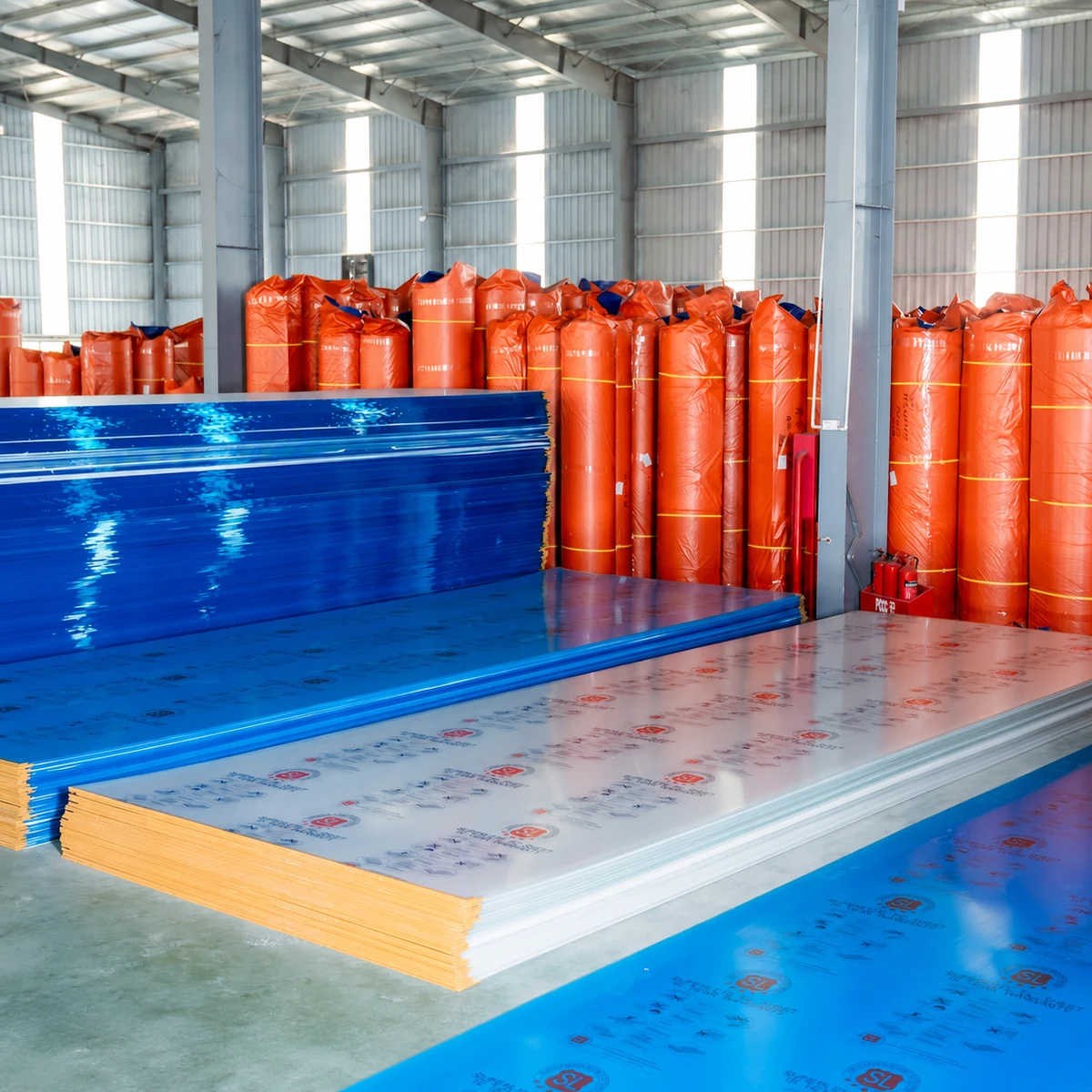 Các tấm Polycarbonate xếp phẳng và cuộn hàng trong kho nguồn cung